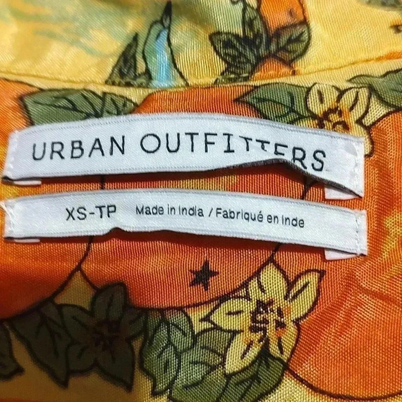 Urban Outfitters Hayden Souvenir Boxy Mix Print Button-Down Shirt Size xS - Picture 7 of 8